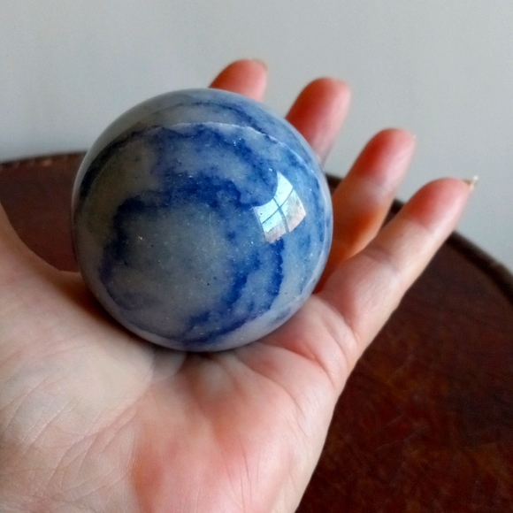Blue calcite crystal sphere. 298g. Approx. 2.1" width. 7.5" circumference. - Picture 8 of 9